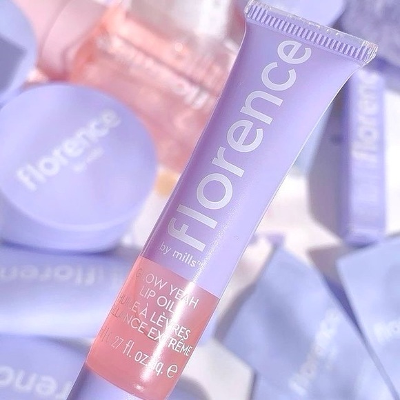 Florence By Mills Glow Yeah Hydrating/Tinted Lip Oil - Picture 2 of 3